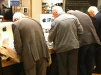 Apple iPad old elderly shop