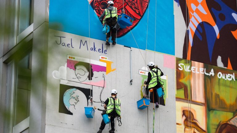 How spectacular advertising can hijack the algorithm